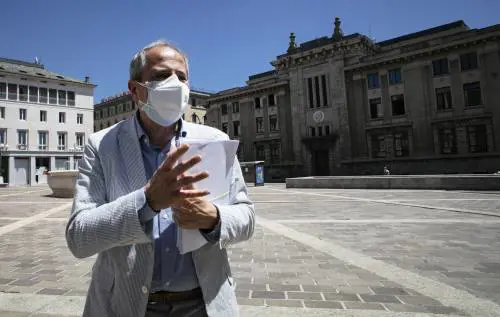 L'ultima di Crisanti: "Geolocalizzare i cittadini ogni volta che entrano in un luogo pubblico"