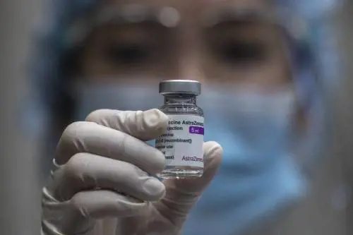 Pasticcio AstraZeneca. "Stop per i giovani". E arriva il via libera ai vaccini in vacanza