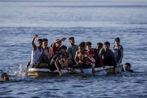 Ci scaricano i migranti, poi fuggono in taxi