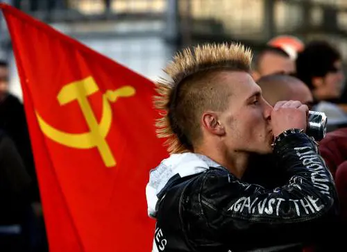 Gli irriducibili della lotta di classe: i partiti che evocano l'ideologia comunista