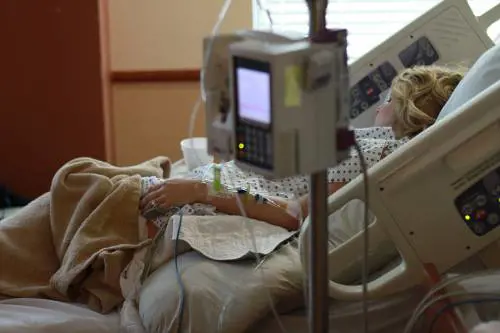 Rifiuta il vaccino e si becca il Covid, la lettera ai medici: "Scusatemi"