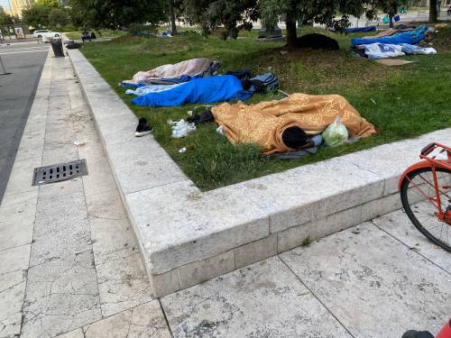 Clandestini, bivacchi e degrado: foto choc dalla Stazione Centrale