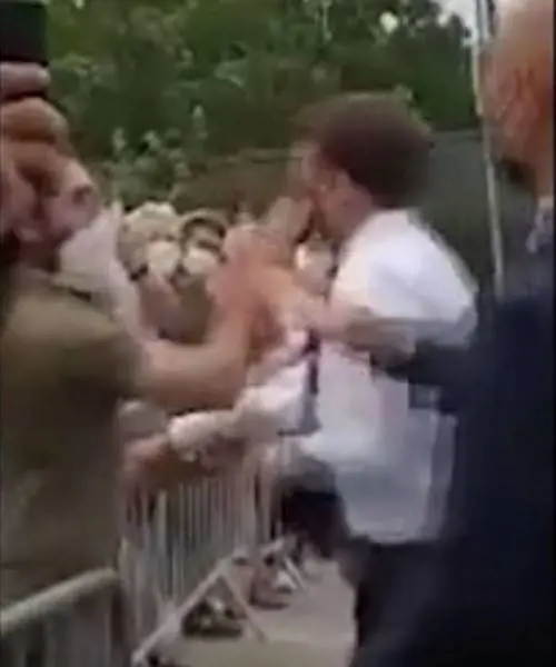 Afferrato e schiaffeggiato: Macron aggredito dai Gilet gialli