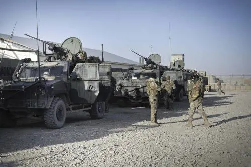 Via dall'Afghanistan: così l'Italia ammaina l'ultima bandiera. Vent'anni di missione per portare la pace