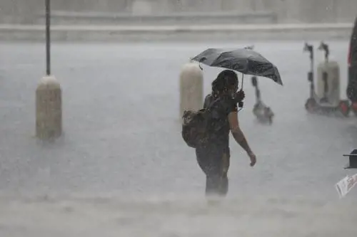 Nubifragio a Roma, evacuati 40 piccoli da una scuola. Raggi sommersa dalle critiche: ironizzò su Marino