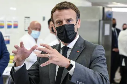 In Francia via l'obbligo di mascherine e il coprifuoco
