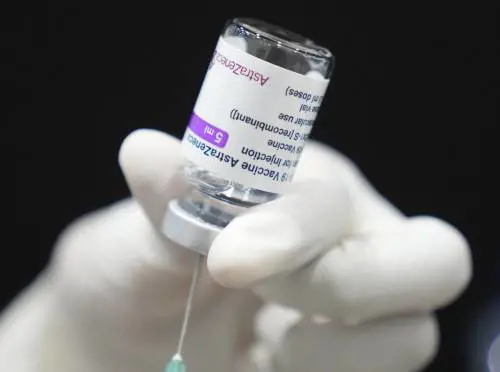 AstraZeneca, ora cambiano pure il bugiardino