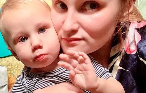 Lascia i figli da soli per andare a bere. E uno di loro muore di fame