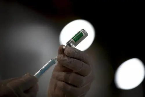 Caos e retromarce su AstraZeneca: a rischio la fiducia (e il piano vaccini)