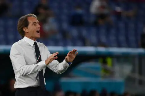 Gli opposti in panchina Luis Enrique lo "stordito" e Mancini è un "vate"