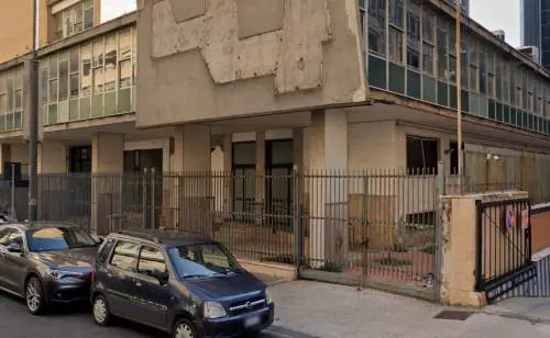 Un altro pezzo di Napoli che viene rimosso