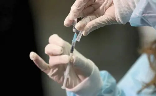 A sei persone iniettata soluzione fisiologica al posto del vaccino 