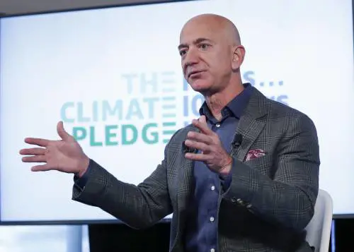Ricavi record, tasse ridicole. Amazon & Co irridono il fisco