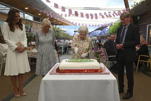 Stupore al G7: la Regina taglia la torta con una spada