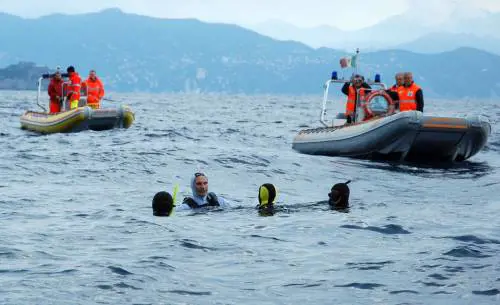 Pescatore prima inghiottito e poi sputato da una balena