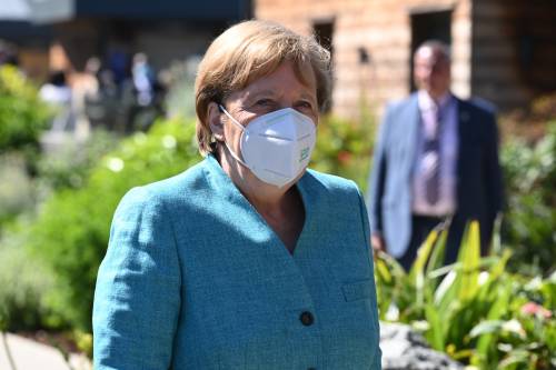 Merkel al supermercato: le rubano il portafoglio