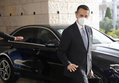 Di Maio sotto torchio: "Spieghi il furto dei visti in Pakistan"