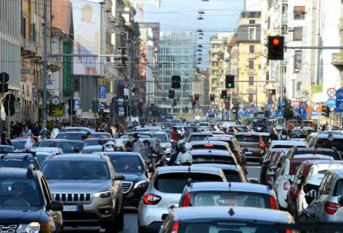 I milanesi preferiscono l'auto. C'è più traffico che nel 2019