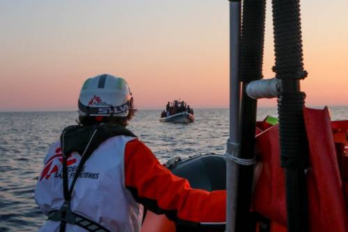 1215 migranti in un giorno. E Msf vuol portarcene altri 410