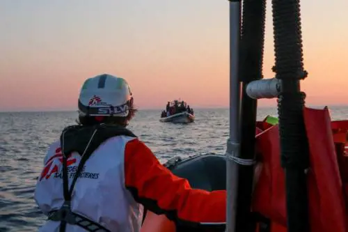 1215 migranti in un giorno. E Msf vuol portarcene altri 410