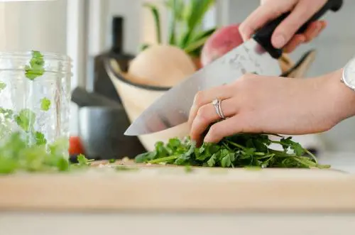 Dieta vegana per i senior: vantaggi, benefici e rischi