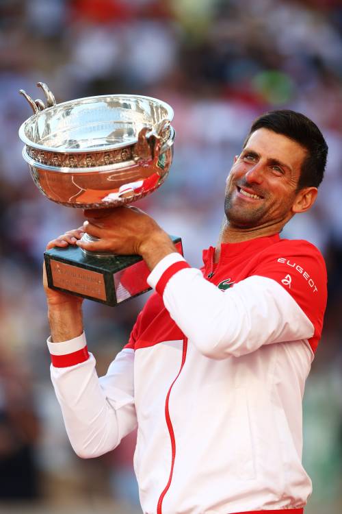 Grande rimonta al Roland Garros: Djokovic supera Tsitsipas al 5 set