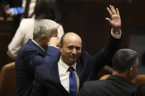 Il regno di Bibi è finito. Via al Bennett-Lapid tra urla e voto sul filo