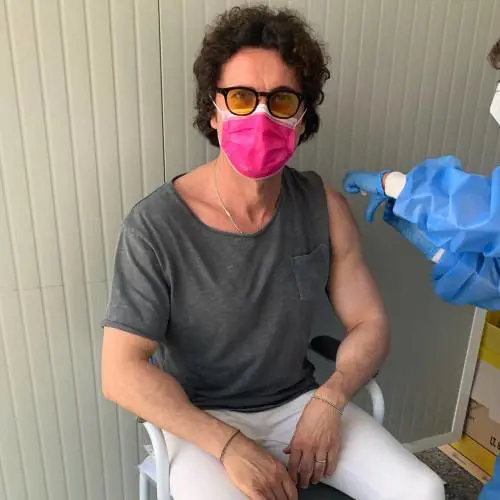 Toninelli si vaccina e sbotta. Per lui finisce male...