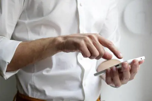 "Il pacco è stato bloccato", ma è una truffa: attenti a questo sms