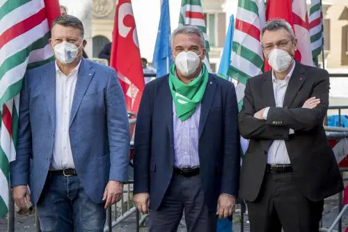 Licenziamenti, sindacati in piazza