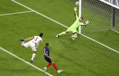 La Francia si iscrive all'Europeo dell'autogol. Germania "solo" Var