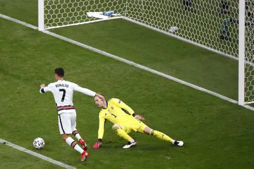 CR7 riscrive la storia europea. Ma non brinda a Coca Cola