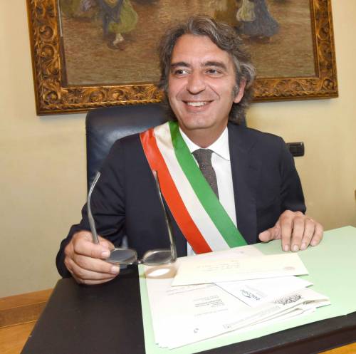 Il sindaco di Verona passa con la Meloni. Comuni, si cerca l'intesa