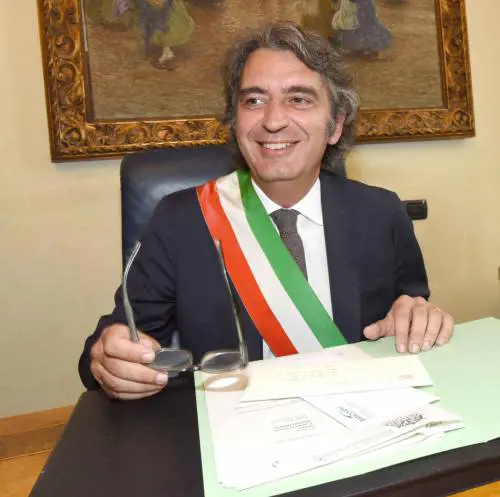 Il sindaco di Verona passa con la Meloni. Comuni, si cerca l'intesa