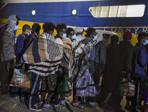 Primi migranti contagiati: allarme variante Delta a Lampedusa