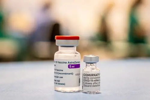 Ema: "Ridurre l'intervallo delle dosi di AstraZeneca per battere le varianti"