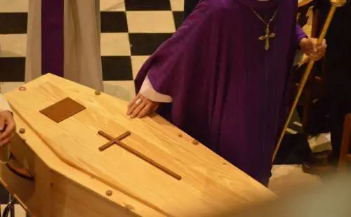 Iban sull'epigrafe: scoppia il caso al funerale