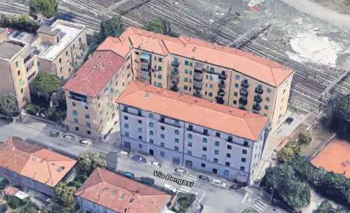Lo strano caso del palazzo capovolto: gli appartamenti non possono essere venduti