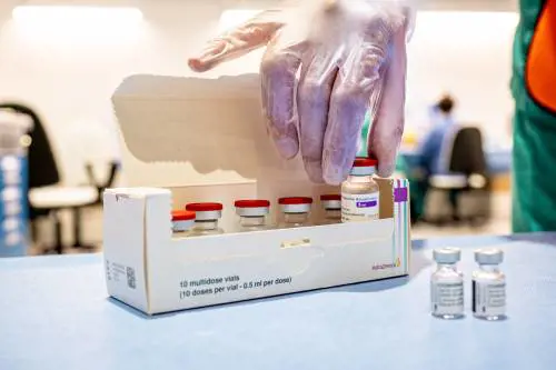 Covid, AstraZeneca ritira i vaccini