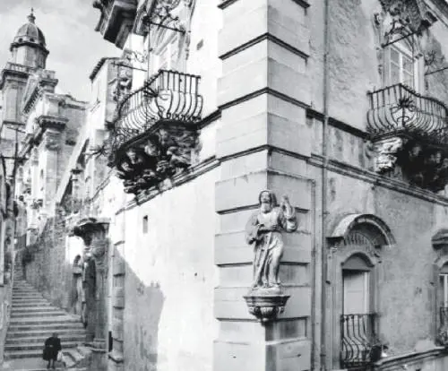 L'eros si è fatto di marmo negli scatti di Peppe Leone