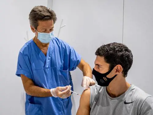 Vaccino unico per influenza e Covid: come funziona