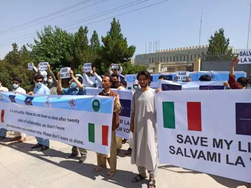 Afghanistan, negozianti e fornitori del contingente italiano manifestano per chiedere aiuto