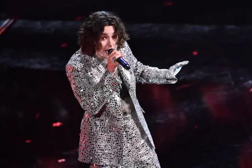 "Se non fai nulla per me, non mi alzo mentre mangio". Madame fuori controllo
