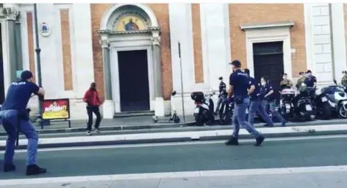 Semina il panico con il coltello, per il ghanese cade l'accusa di tentato omicidio