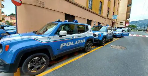 Il terribile gesto con la bottiglia: migrante attacca l'agente