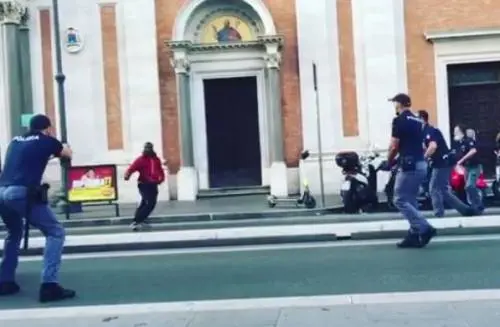 Statue sfregiate e gesti choc: chi è il ghanese fermato a Roma