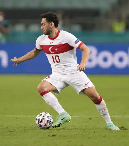 Un Europeo da disastro e un ingaggio da re. Il paradosso Calhanoglu