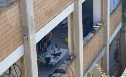 Il maxi palazzo abbandonato in balia dei clandestini