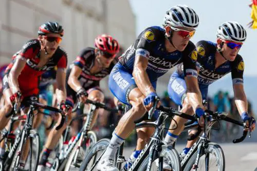 Invadono la strada e passano col rosso: scatta la maxi multa contro i ciclisti