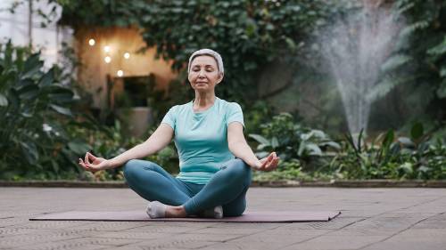 Ringiovanire con lo yoga: consigli e posizioni per gli over 70